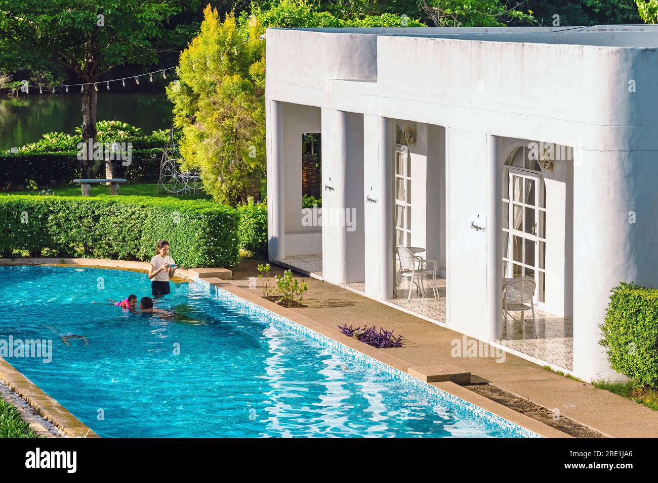 KANCHANABURI-THAÏLANDE,juin 30,2023 : magnifique vue extérieure de la station moderne dans le style loft ou décoration de Lodge confortable dans le style moderne de la Villa la FL Banque D'Images