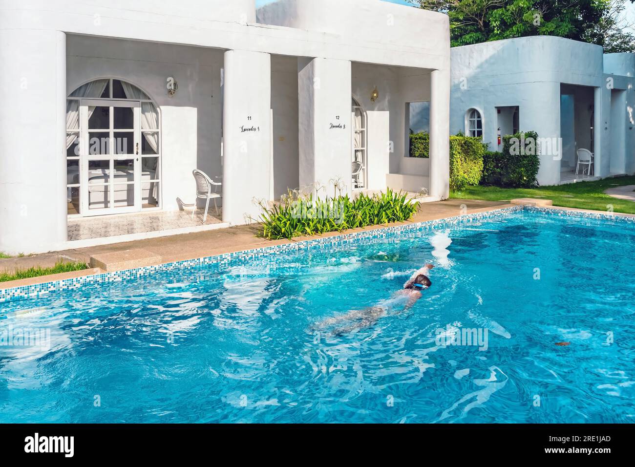 KANCHANABURI-THAÏLANDE,juin 30,2023 : magnifique vue extérieure de la station moderne dans le style loft ou décoration de Lodge confortable dans le style moderne de la Villa la FL Banque D'Images