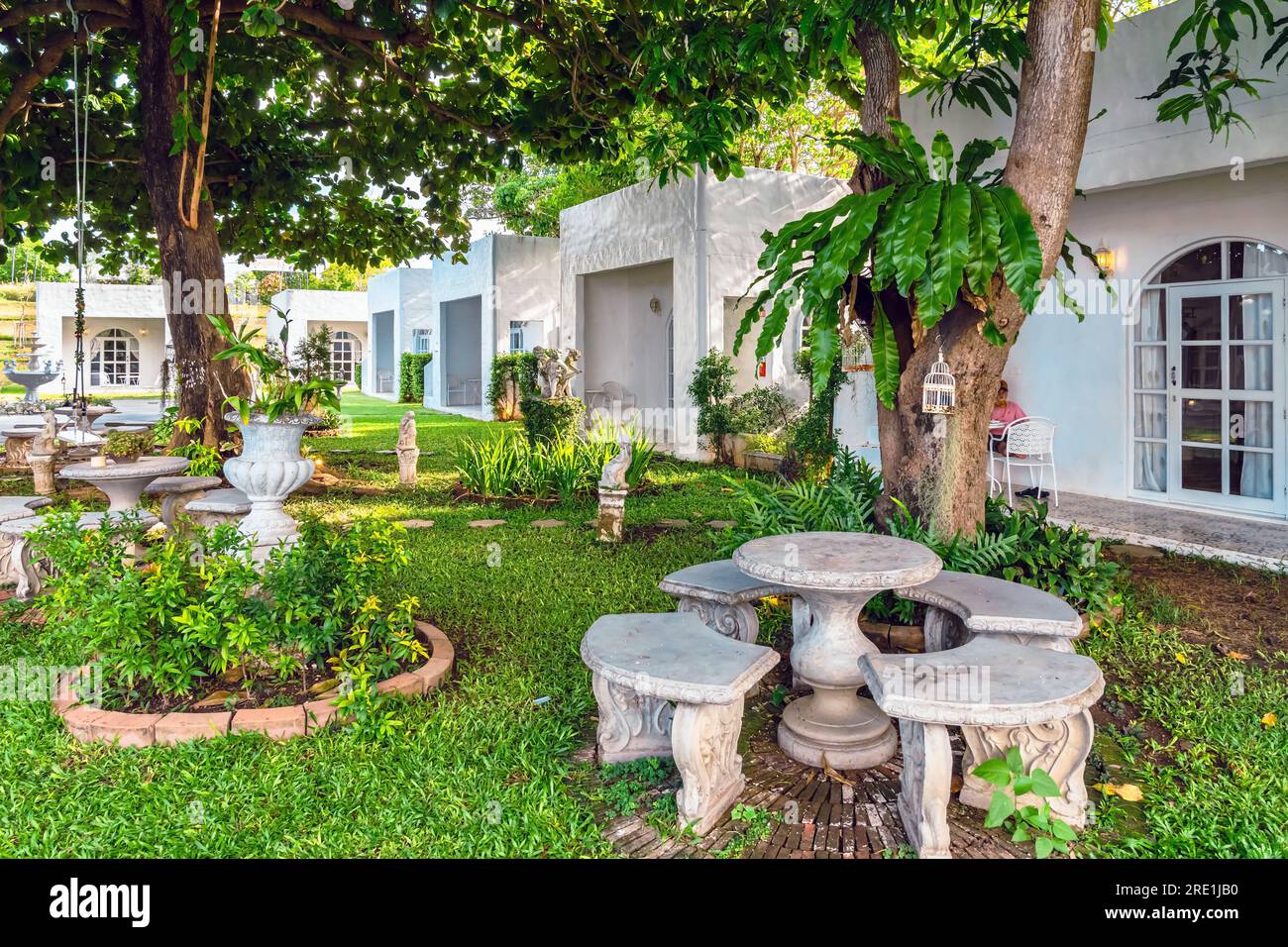 KANCHANABURI-THAÏLANDE,juin 30,2023 : magnifique vue extérieure de la station moderne dans le style loft ou décoration de Lodge confortable dans le style moderne de la Villa la FL Banque D'Images