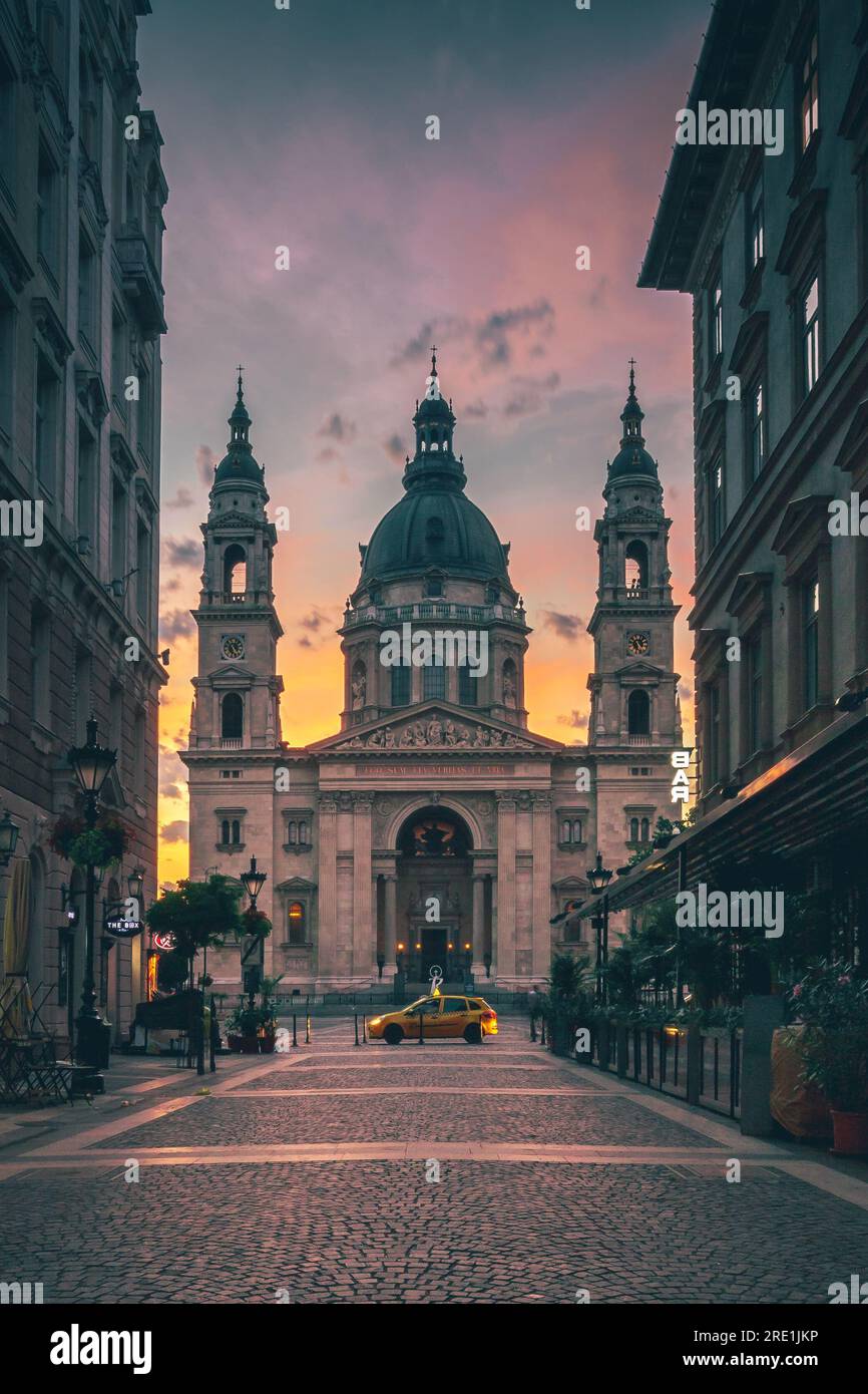 Cliché de nuit d'une église dans la ville. Tôt le matin, les gens enseignent dans un environnement historique Ungarn Budapest Banque D'Images