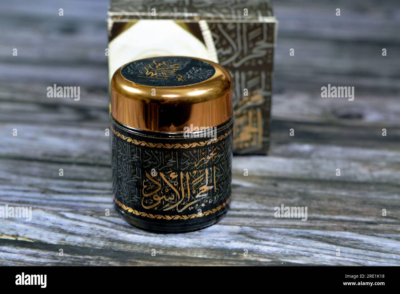 Gizeh, Égypte, juillet 21 2023 : l'encens Oud en pierre noire, un matériau biotique aromatique qui libère de la fumée parfumée lorsqu'il est brûlé. Le terme est utilisé pour eith Banque D'Images