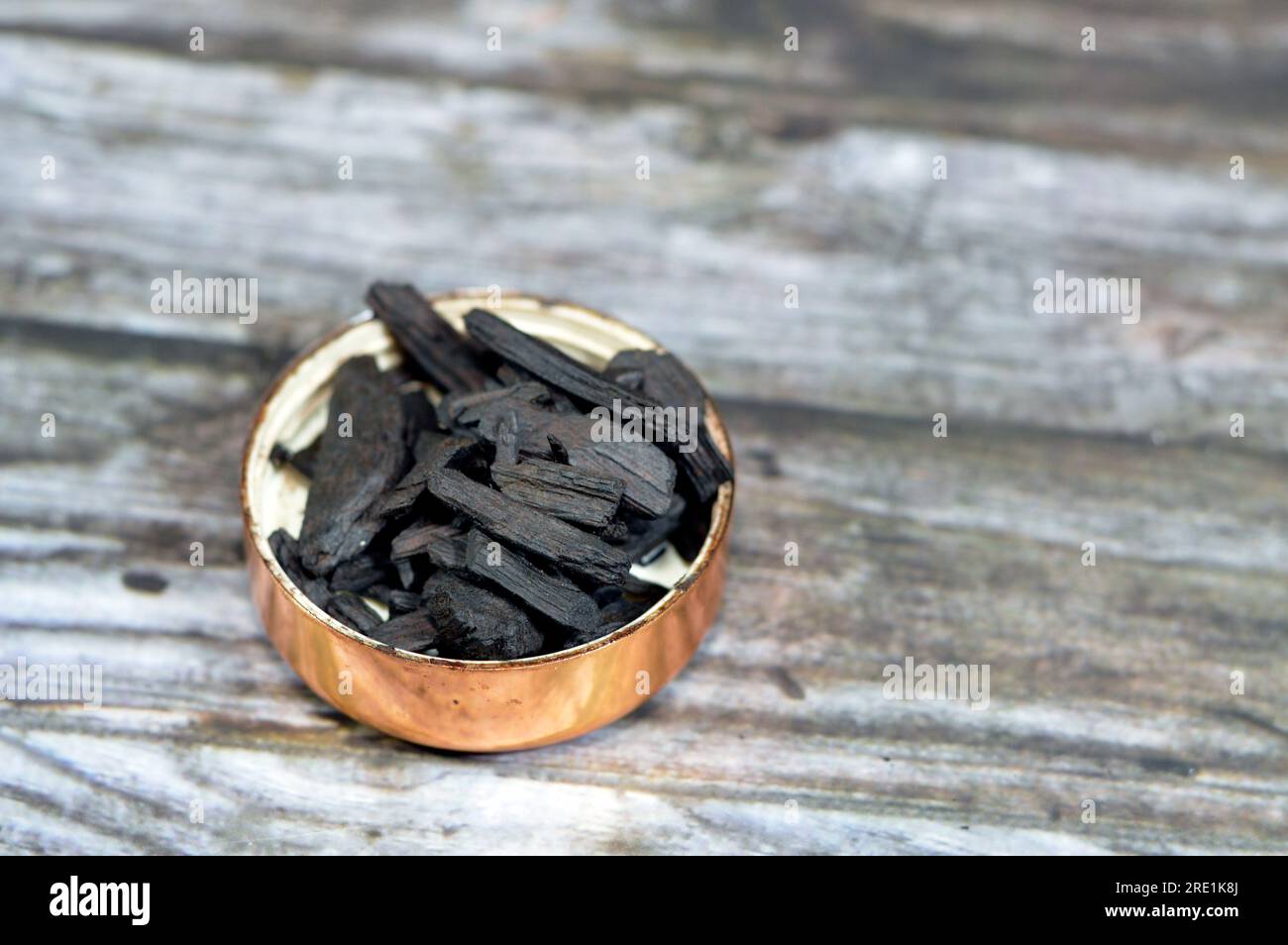 L'encens saoudien Oud, un matériau biotique aromatique qui libère de la fumée parfumée lorsqu'il est brûlé. Le terme est utilisé pour désigner soit la matière, soit l'arôme, composer Banque D'Images
