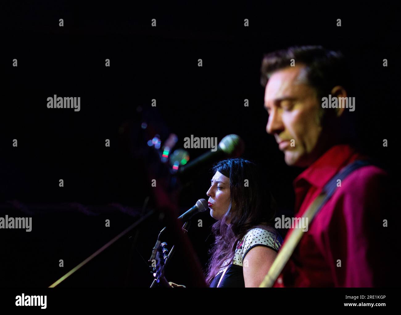 Dans une chemise rouge, Maury LaFoy joue de la basse Fender dans le groupe de Canadian Terra Lightfoot sur scène lors d'un concert de Thanksgiving Maverick dans le Suffolk rural Banque D'Images