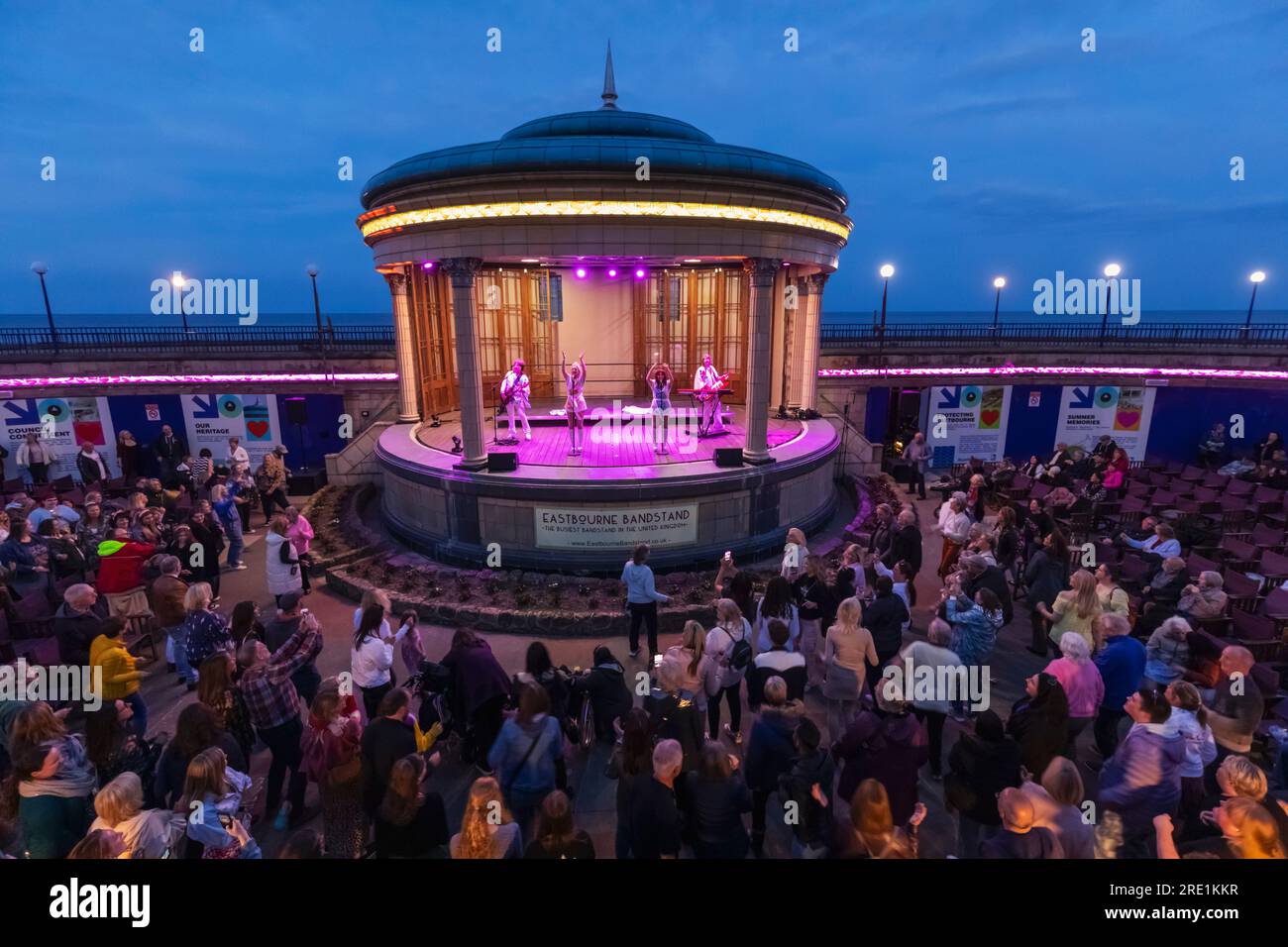 Angleterre, Sussex, East Sussex, Eastbourne, Eastbourne Bandstand, Orchestre hommage à Abba Banque D'Images