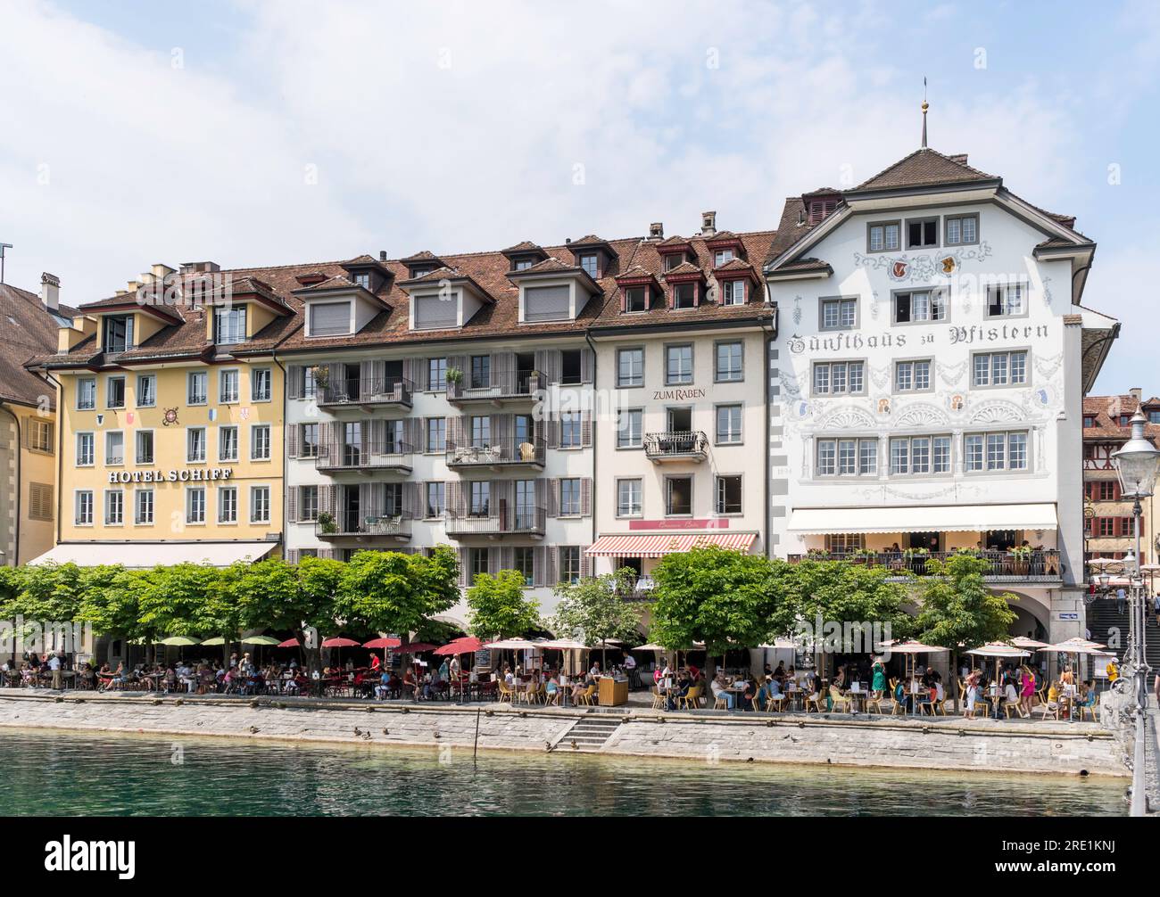 Les gens assis à l'extérieur des restaurants le long de la rivière Reuss à Lucerne, Suisse, Europe Banque D'Images