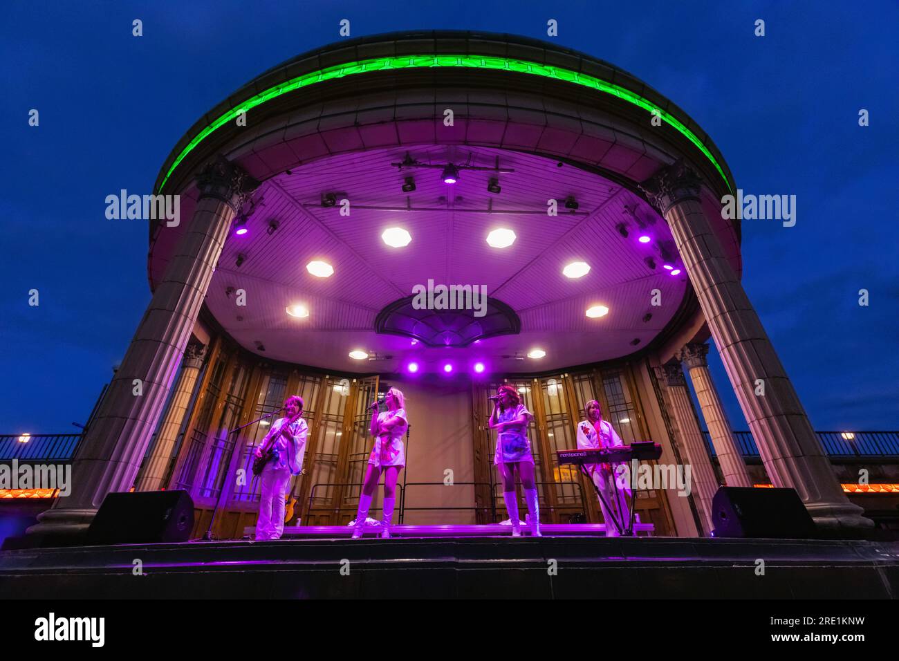 Angleterre, Sussex, East Sussex, Eastbourne, Eastbourne Bandstand, Orchestre hommage à Abba Banque D'Images