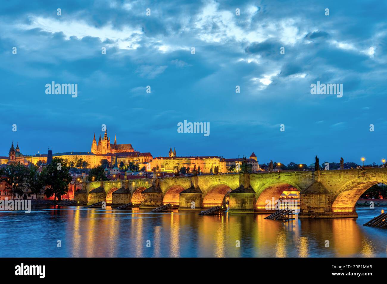 Le célèbre pont Charles et le château de Prague à l'aube Banque D'Images