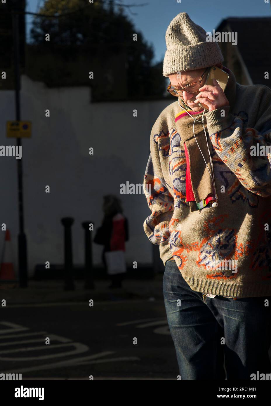 homme sur le téléphone portable dans la lumière du soleil Banque D'Images