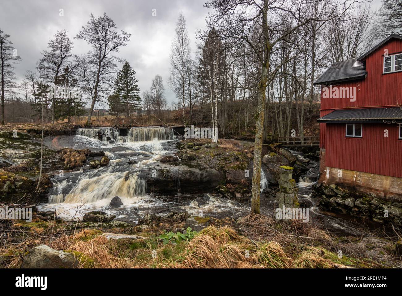 Suède enchanteresse : majestueuse cascade au milieu d'une splendeur pittoresque Banque D'Images