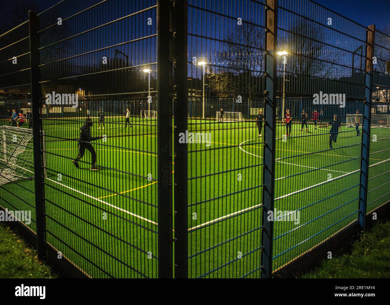 Terrain Astro, éclairé la nuit, football joué Banque D'Images