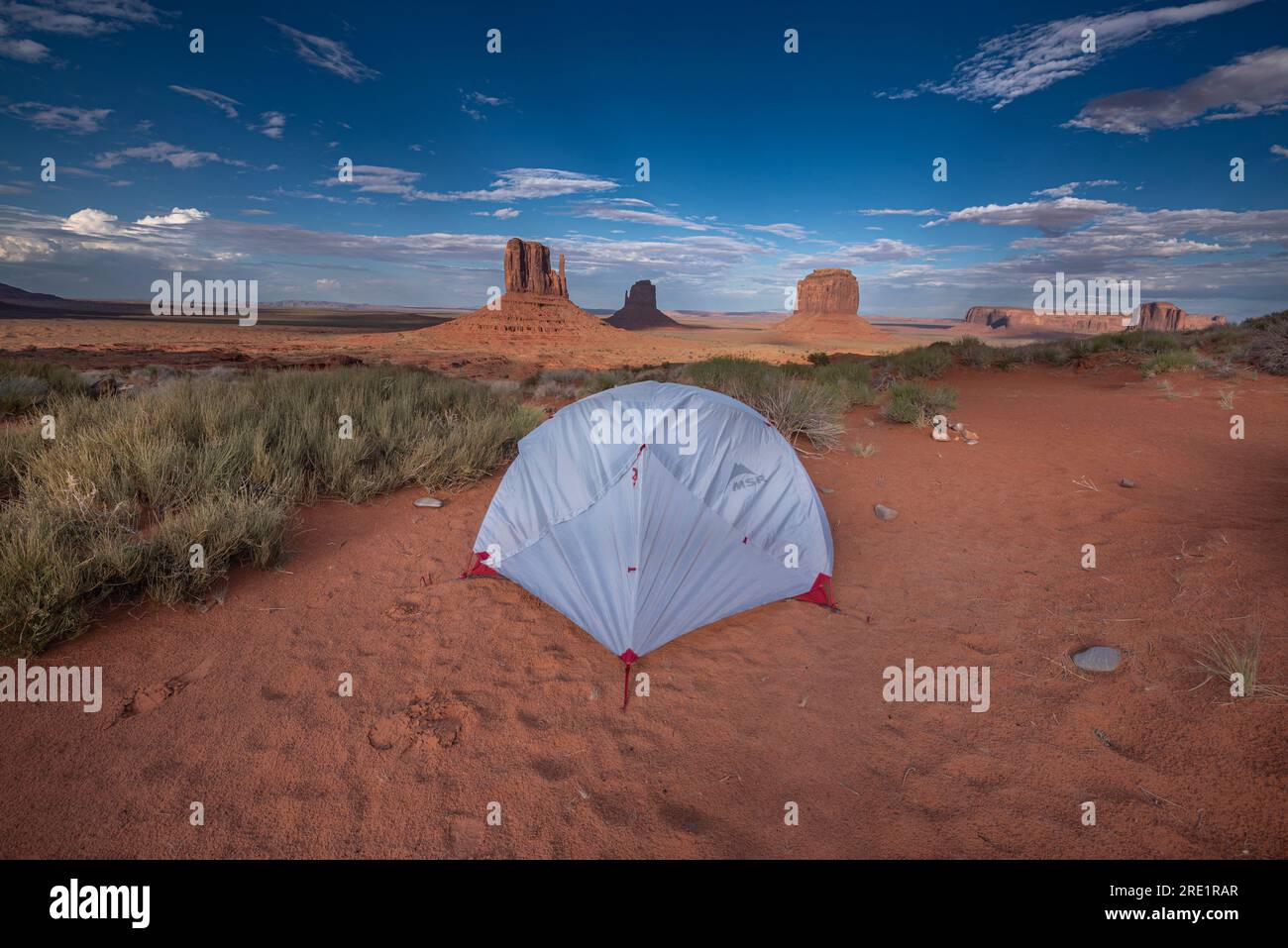 Tente MSR pendant le camping près des Mittens à Monument Valley, Arizona. Banque D'Images