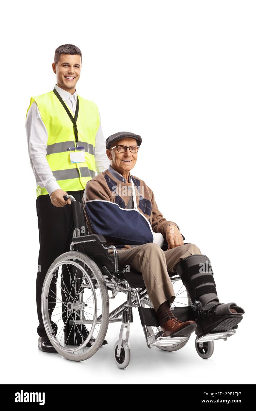 Travailleur de la sécurité aidant un homme âgé blessé avec une attelle de jambe dans un fauteuil roulant isolé sur fond blanc Banque D'Images