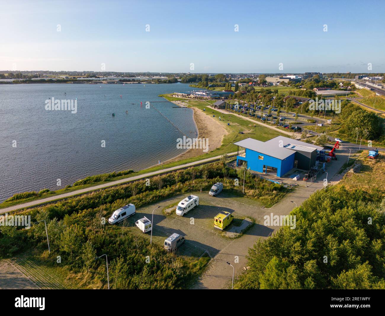 Cette photo aérienne de drone montre un parking au Valkenburgse Meer, un lac près de Leiden. Les campeurs peuvent se garer ici pour leurs vacances. Banque D'Images