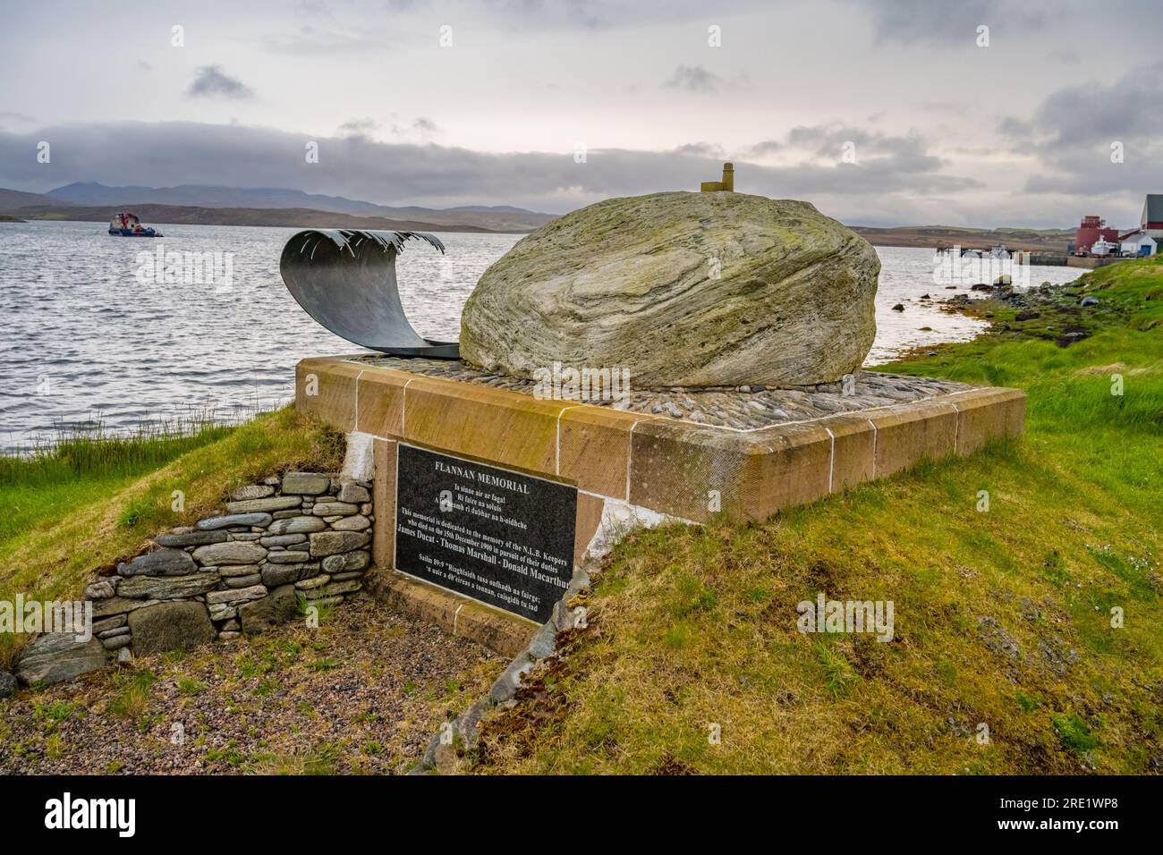 Le mémorial du phare des îles Flannan sur la plage de Breasclete Isle of Lewis Banque D'Images