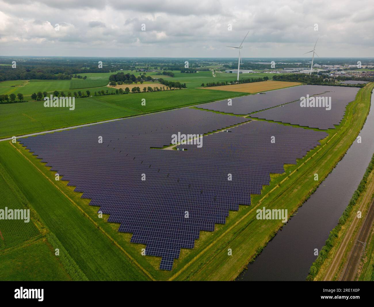 Photo aérienne drone d'un grand champ avec panneaux solaires aux pays-Bas. Banque D'Images