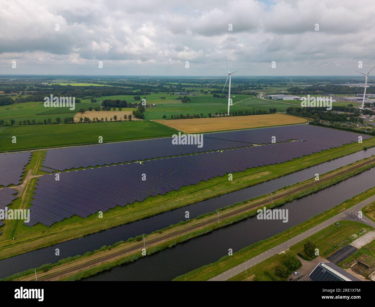 Photo aérienne drone d'un grand champ avec panneaux solaires aux pays-Bas. Banque D'Images