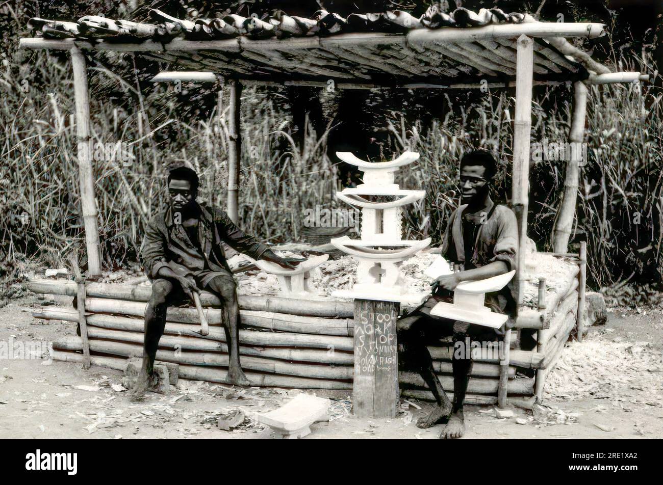 Artisans sculptant des tabourets traditionnels en bois à Dodowa, Greater Accra, Ghana Banque D'Images