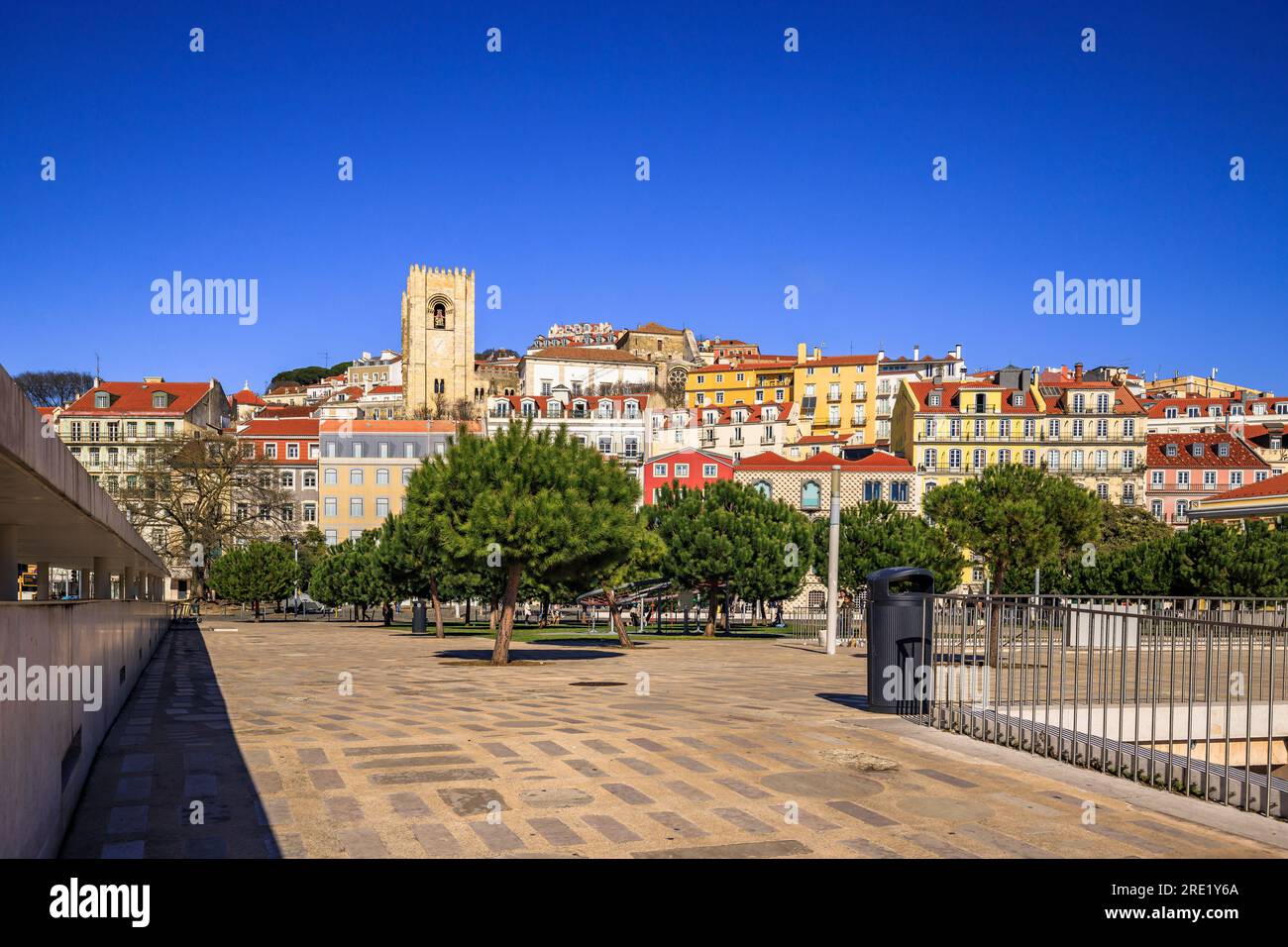 Vieille ville de Lisbonne, rues étroites, vieilles maisons colorées, paysage urbain du Portugal Banque D'Images