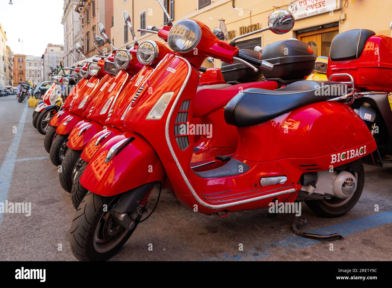 Rome, Italie - 17 juin 2023 : groupe de scooters Vespa rouges garés.  Location de scooter en ville Photo Stock - Alamy