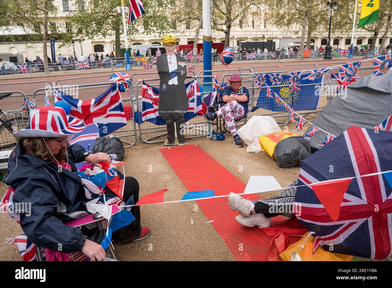 Les gens font la queue au Mall Buckingham Palace pour voir Kings Charles Coronation le 6 mai 2023 Banque D'Images