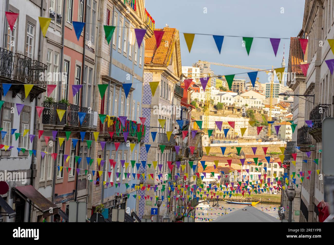 Décoration colorée de baner à Porto à sao joao festa saint jean baptiste festival avec le fond de bâtiment résidentiel. Banque D'Images