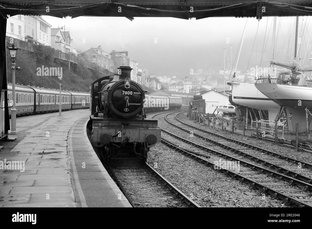 « Lydham Manor » (en cours d'exécution comme pionnier de classe 7800 « Torquay Manor ») à la gare de Kingjure. Banque D'Images