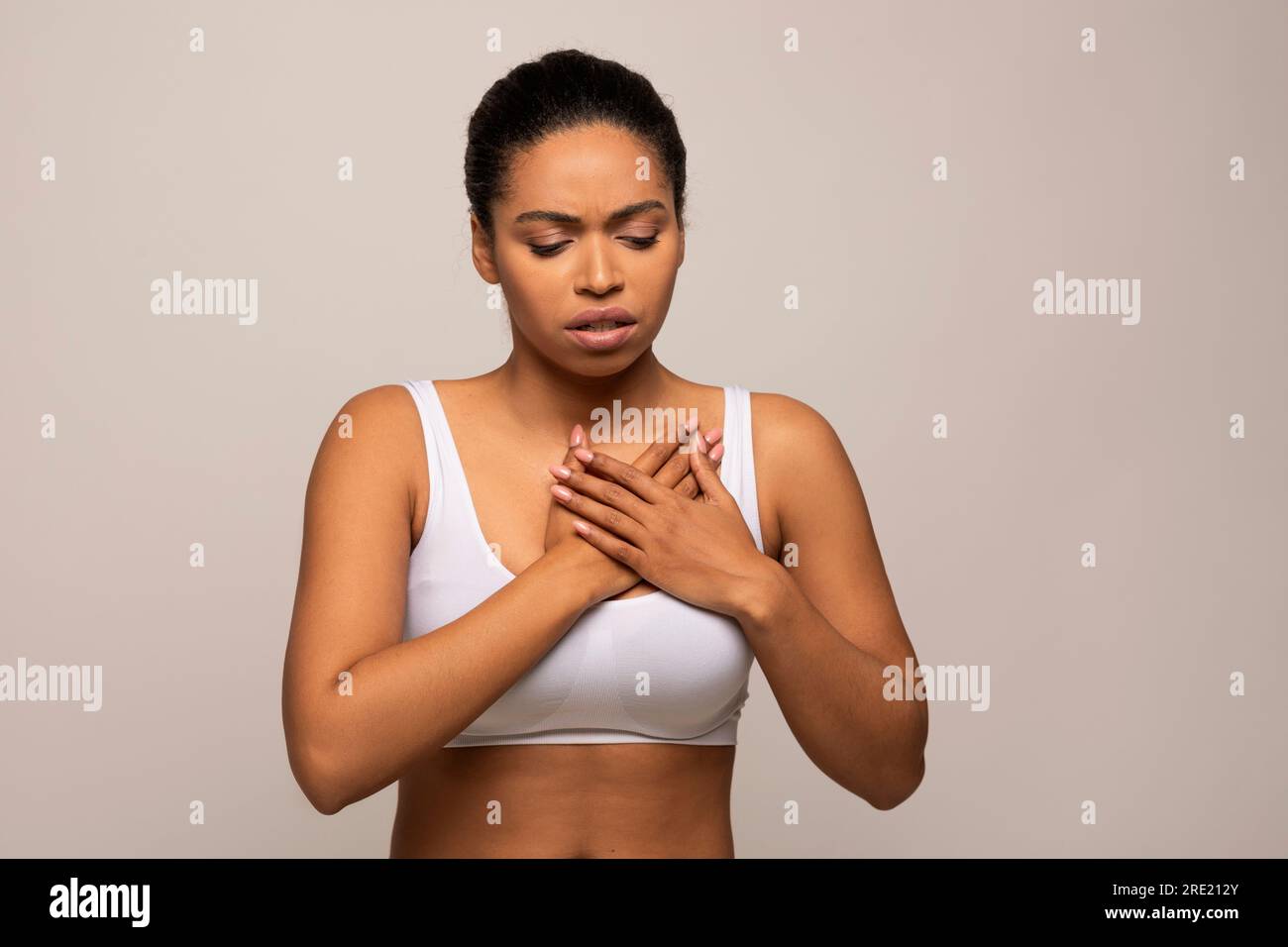 Femme noire souffrant de reflux acide ou de brûlures d'estomac Banque D'Images