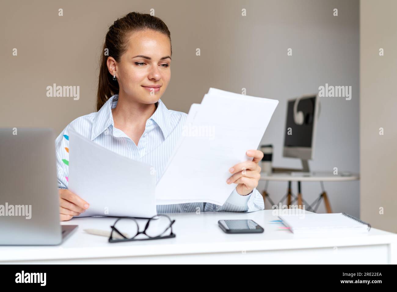 Brunette Femme travaillant avec des documents financiers, femme d'affaires dans le bureau. Banque D'Images