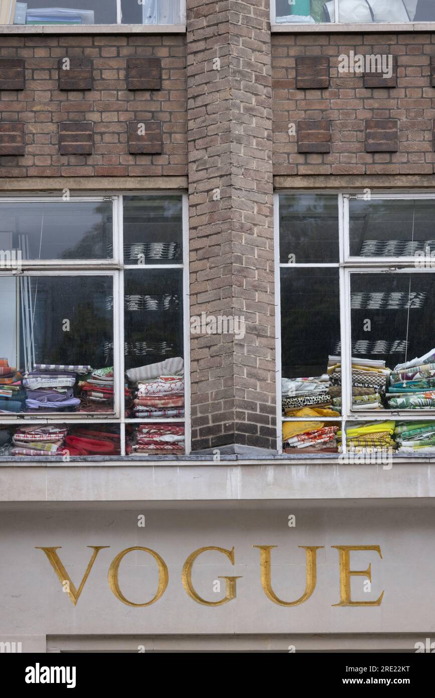 Vogue House, domicile du magazine britannique Vogue à Londres, l'emblématique immeuble de bureaux de 7 étages dans le siège de Mayfair W1 de Condé Nast, Hanover SQ. Banque D'Images