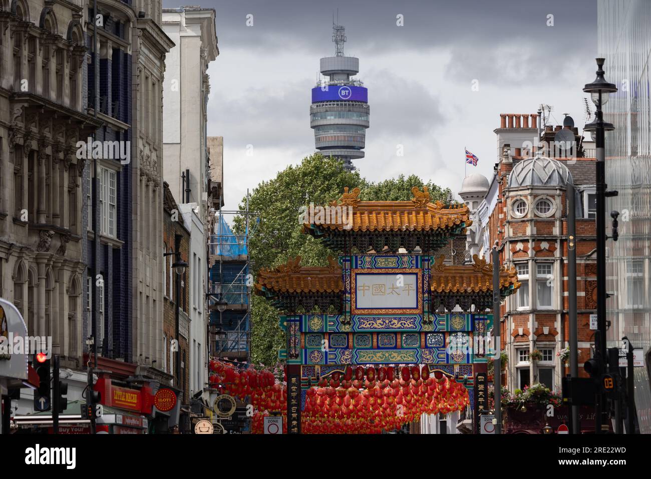 Tour BT vue au loin derrière China Town, centre de Londres, Angleterre, Royaume-Uni Banque D'Images