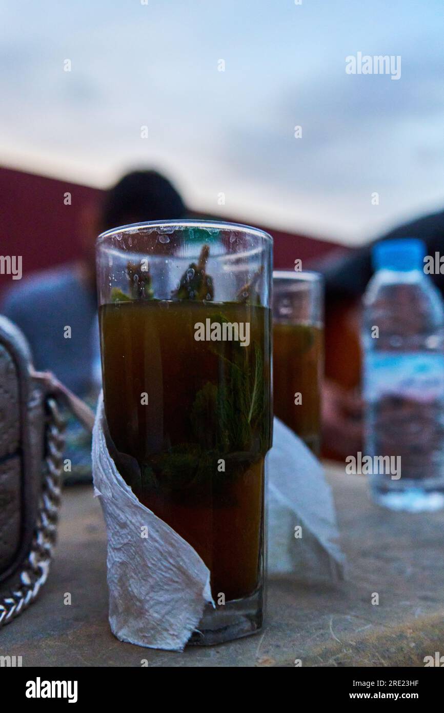 Un verre de thé marocain ou Atay Banque D'Images