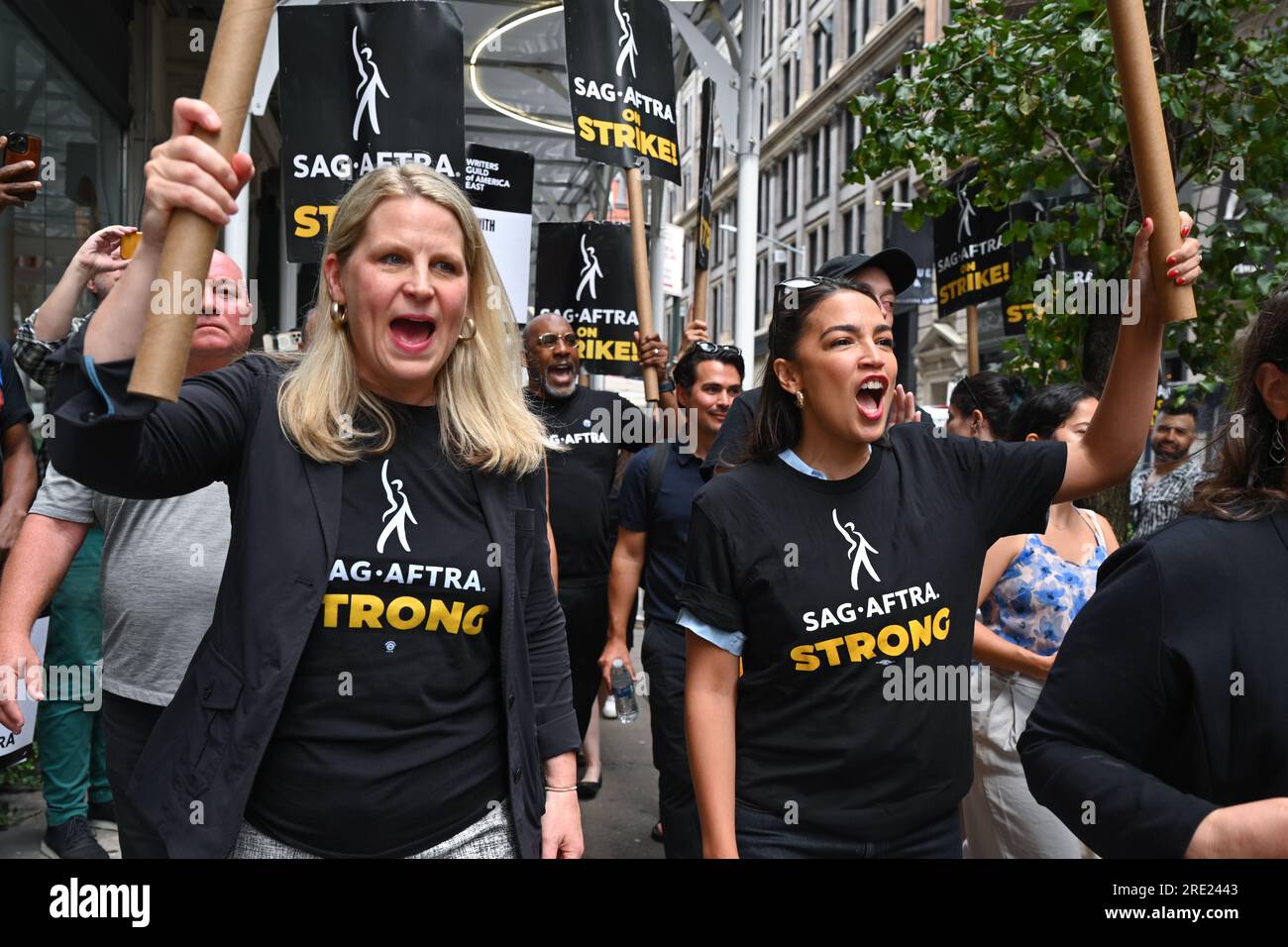 Liz Shuler, présidente de l'AFL-CIO, et Alexandria Ocasio-Cortez se joignent aux membres de la Screen Actors Guild alors qu'ils marchent sur une ligne de piquetage devant Warner Bros. Disque Banque D'Images