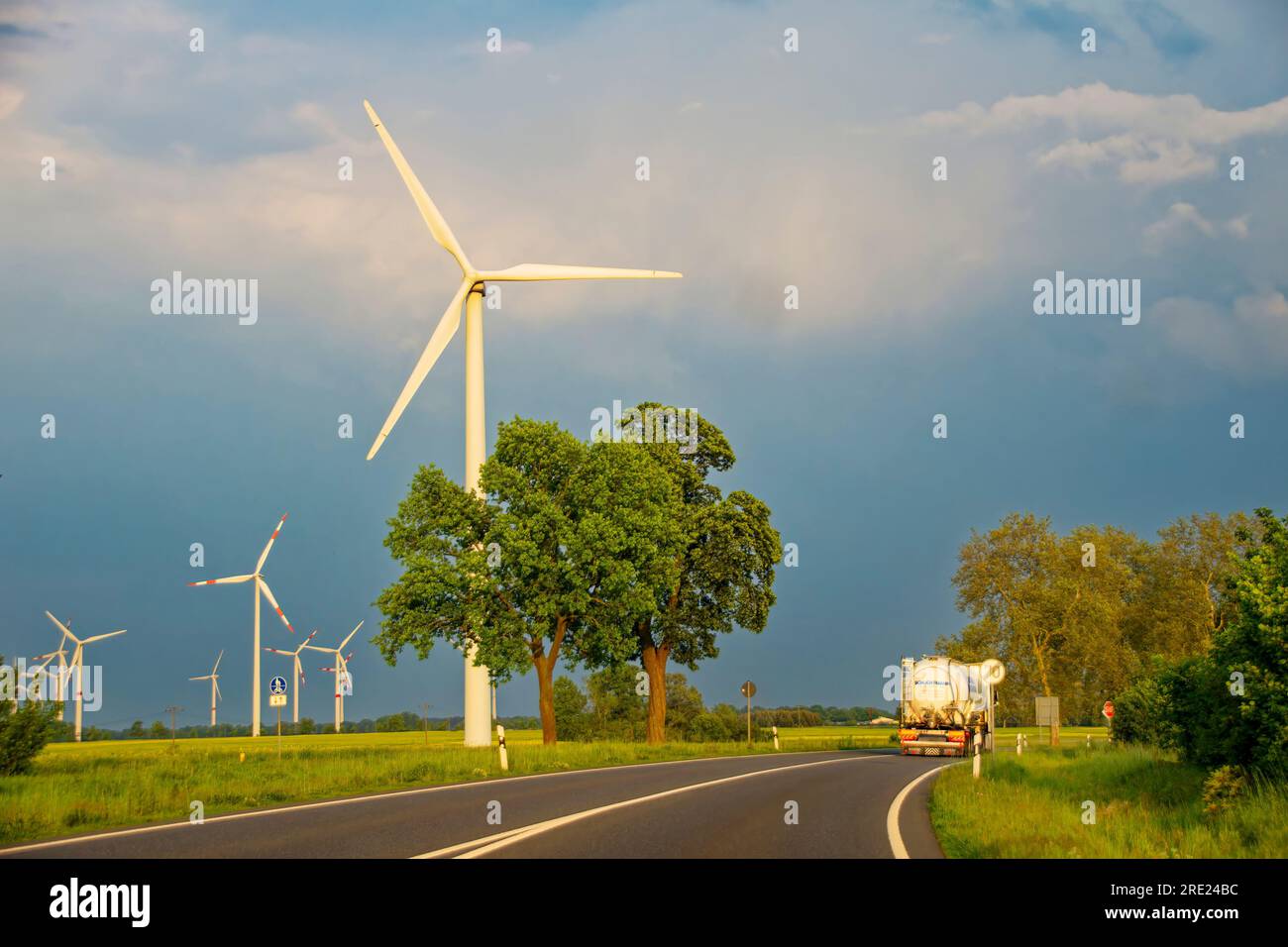 Basse-Saxe, Allemagne - 24 mai 2019 : parc éolien avec de nombreuses éoliennes le long d'une route de campagne. Banque D'Images