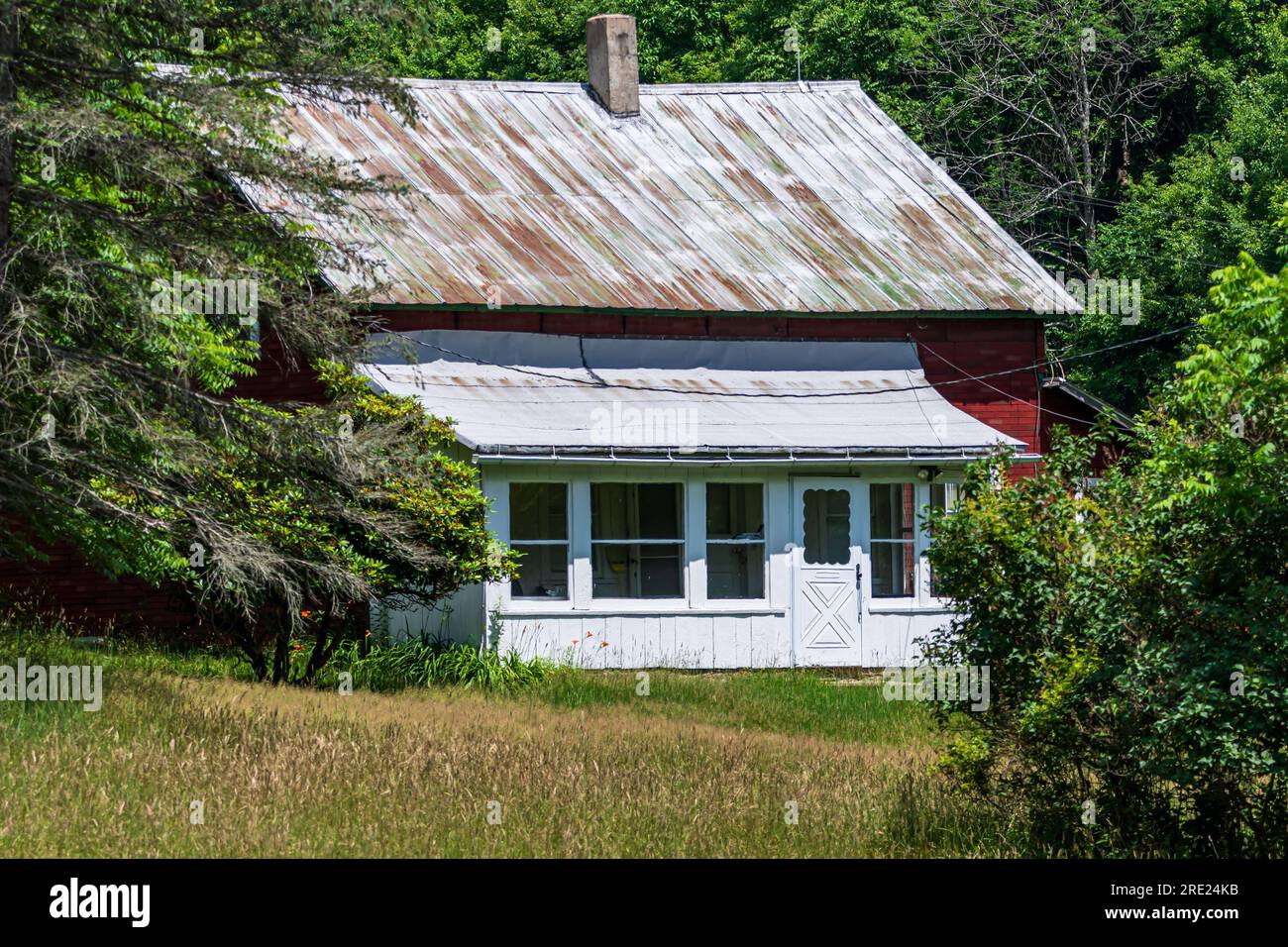 Un vieux camp dans les bois à Deerfield Township, Pennsylvanie, USA Banque D'Images