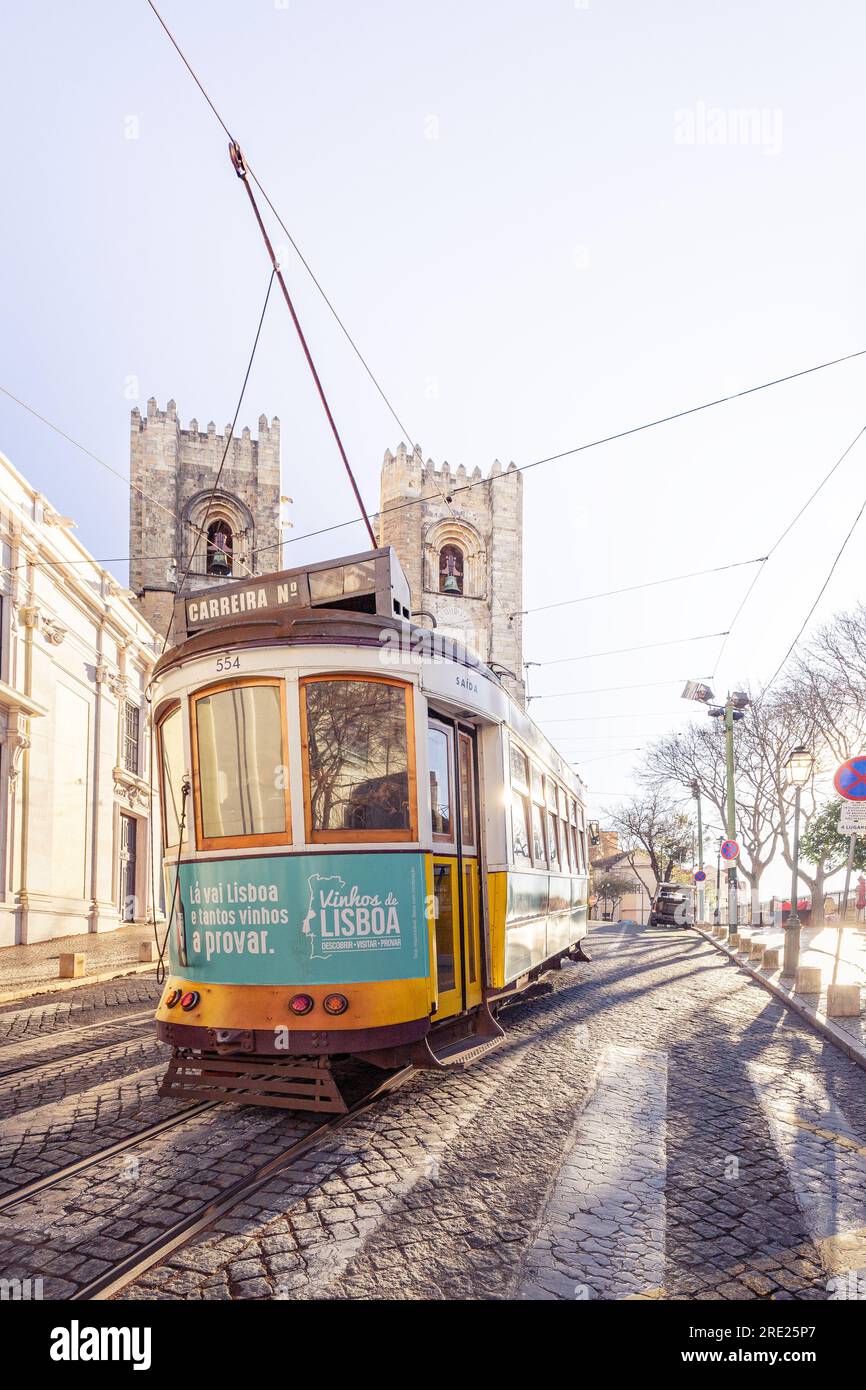 L'emblématique ligne de tramway 28 de Lisbonne rencontre la cathédrale majestueuse - Un voyage à travers l'histoire Banque D'Images