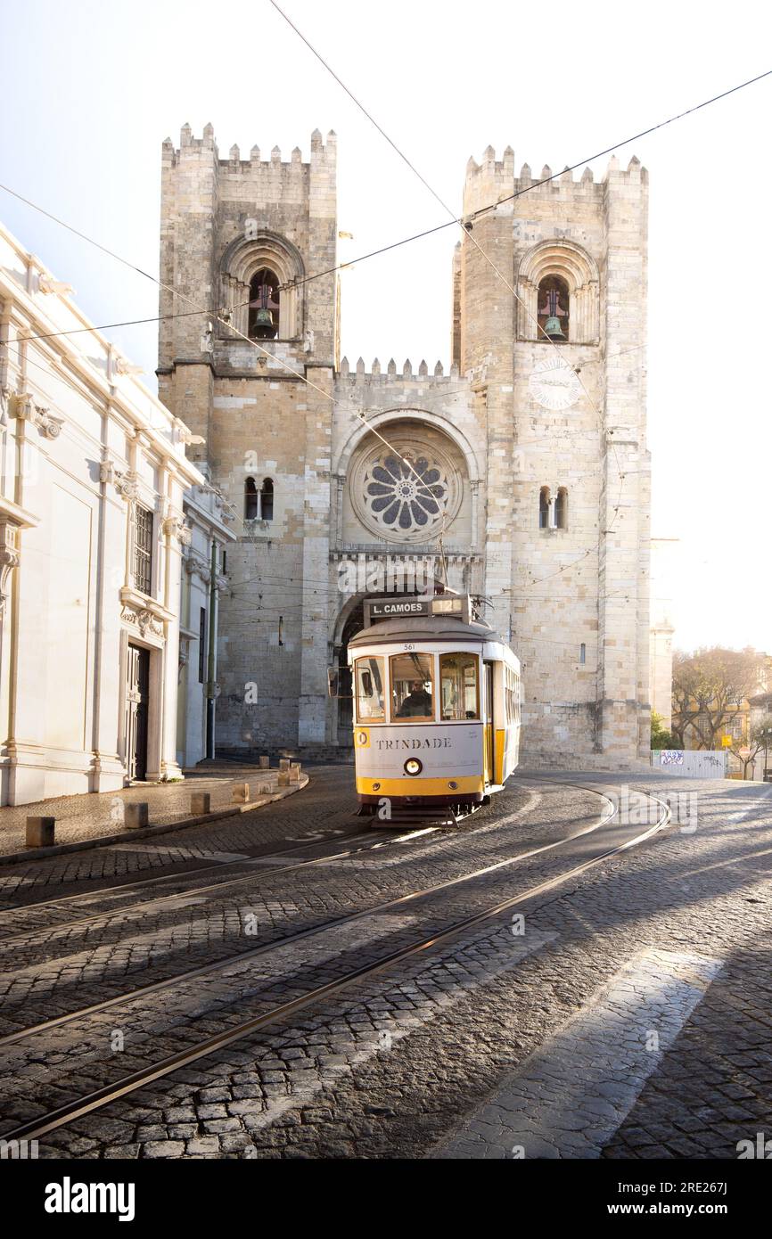 L'emblématique ligne de tramway 28 de Lisbonne rencontre la cathédrale majestueuse - Un voyage à travers l'histoire Banque D'Images