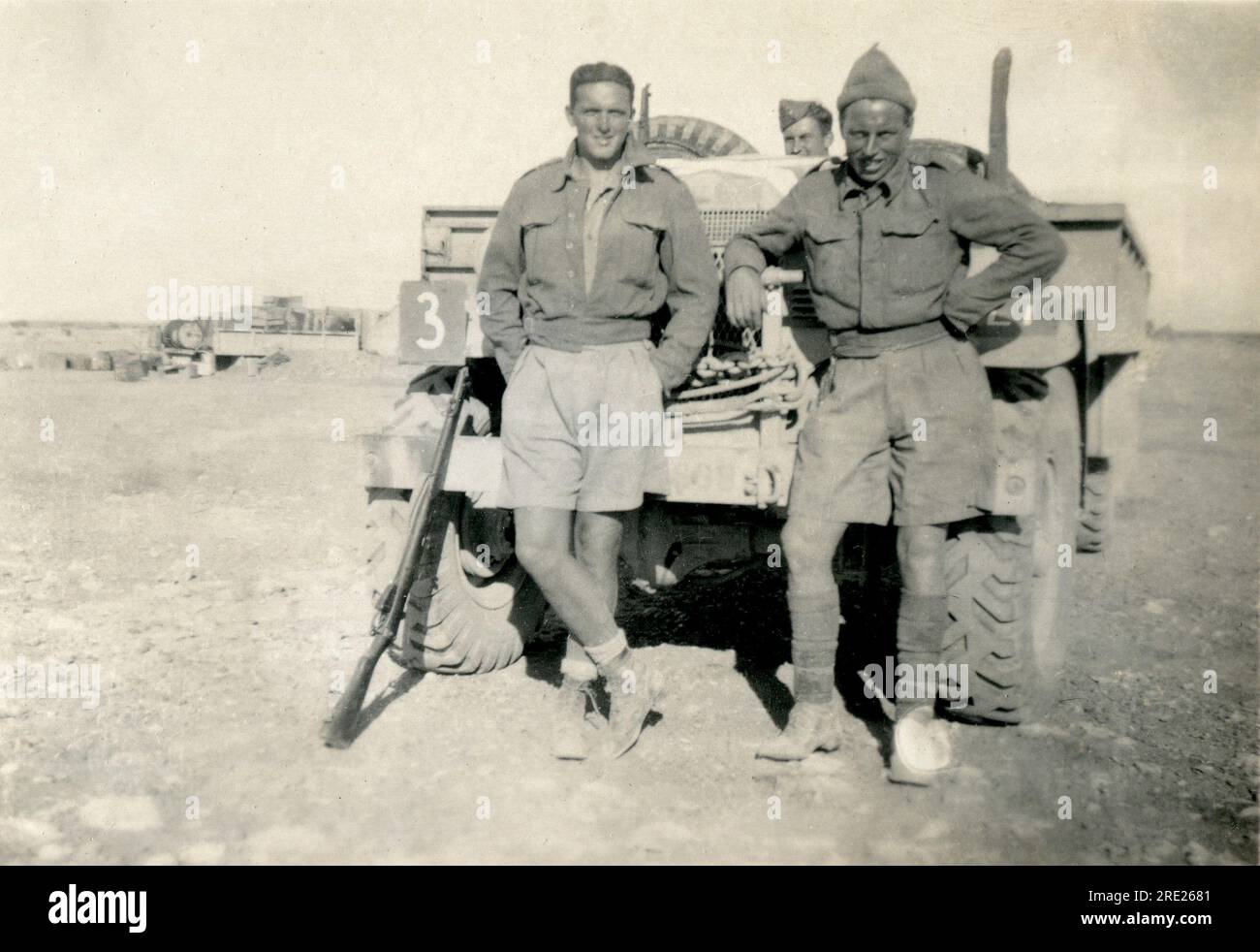 Libye. 1942. Des soldats britanniques posaient pour une photographie alors qu'ils s'appuyaient contre un camion Chevrolet C60 de 3 tonnes de modèle militaire canadien (CMP) dans le désert occidental en avril 1942, pendant la campagne nord-africaine de la seconde Guerre mondiale. Le fusil Lee Enfield d'un soldat est calé contre le camion. Banque D'Images Libye. 1942. Des soldats britanniques posaient pour une photographie alors qu'ils s'appuyaient contre un camion Chevrolet C60 de 3 tonnes de modèle militaire canadien (CMP) dans le désert occidental en avril 1942, pendant la campagne nord-africaine de la seconde Guerre mondiale. Le fusil Lee Enfield d'un soldat est calé contre le camion. Banque D'Images