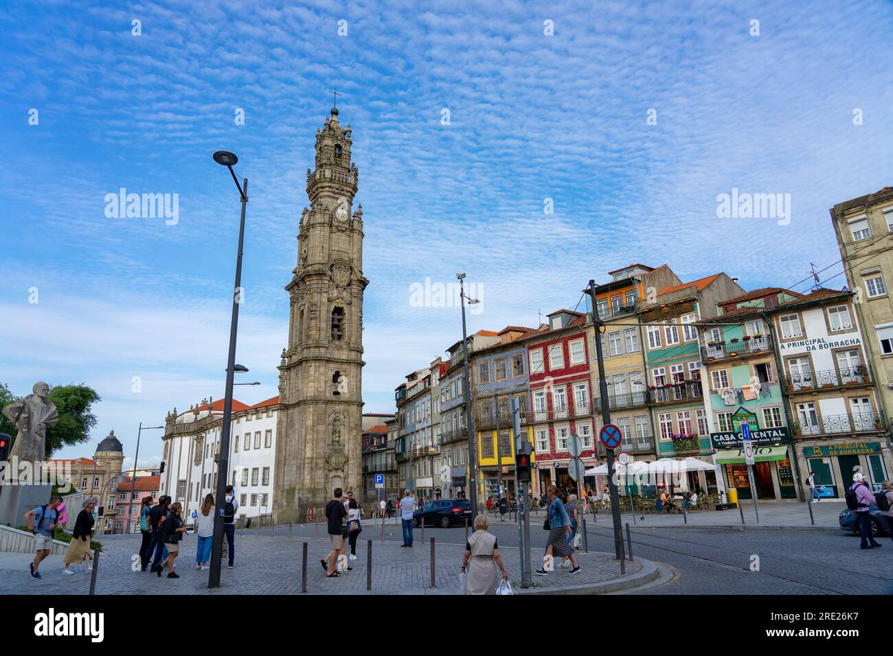 06.22.2023. Porto, Portugal : Clergios Tower dans le centre-ville de Porto avec des gens dans la rue . Banque D'Images