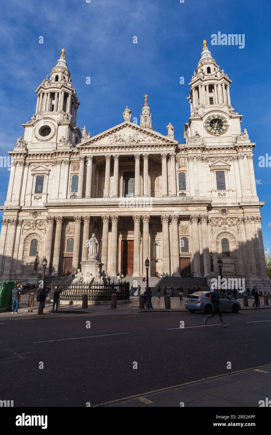 Londres, Royaume-Uni - 25 avril 2019 : les gens ordinaires marchent dans la rue devant la cathédrale Saint-Paul Banque D'Images