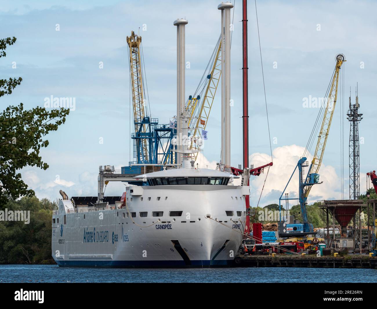 Caen, Normandie, France - 24 juillet 2023. Navire hybride 'canopée' dans le port de Blainville sur Orne. Chargement de composants dans la fusée Ariane 6. Un modèle moderne, Banque D'Images