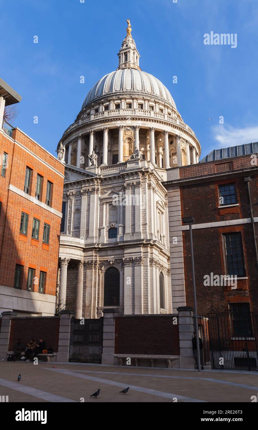 Londres, Royaume-Uni - 25 avril 2019 : à l'extérieur de la cathédrale St Paul, les gens ordinaires sont dans la rue Banque D'Images