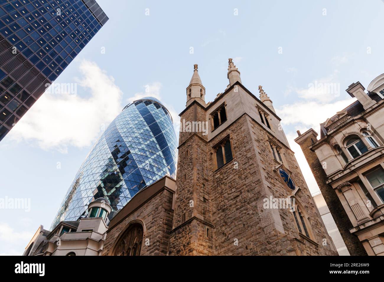 Londres, Royaume-Uni - 25 avril 2019 : Skyline de Londres avec de vieux bâtiments et la tour Gherkin sur fond Banque D'Images