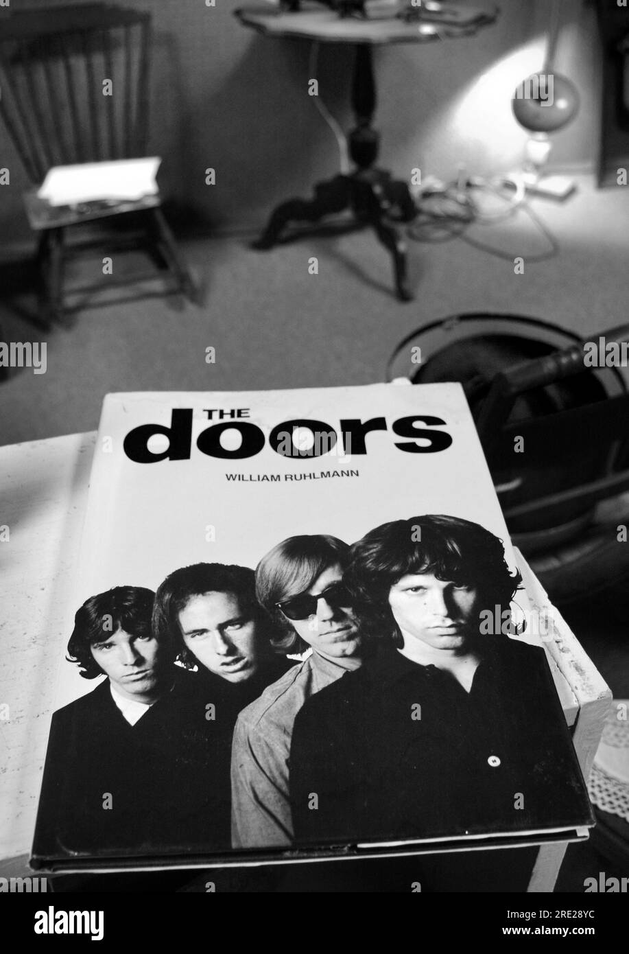 Une copie du livre de 1991 'The Doors' de William Ruhlmann en vente dans un magasin d'antiquités à Bristol, en Virginie. Banque D'Images