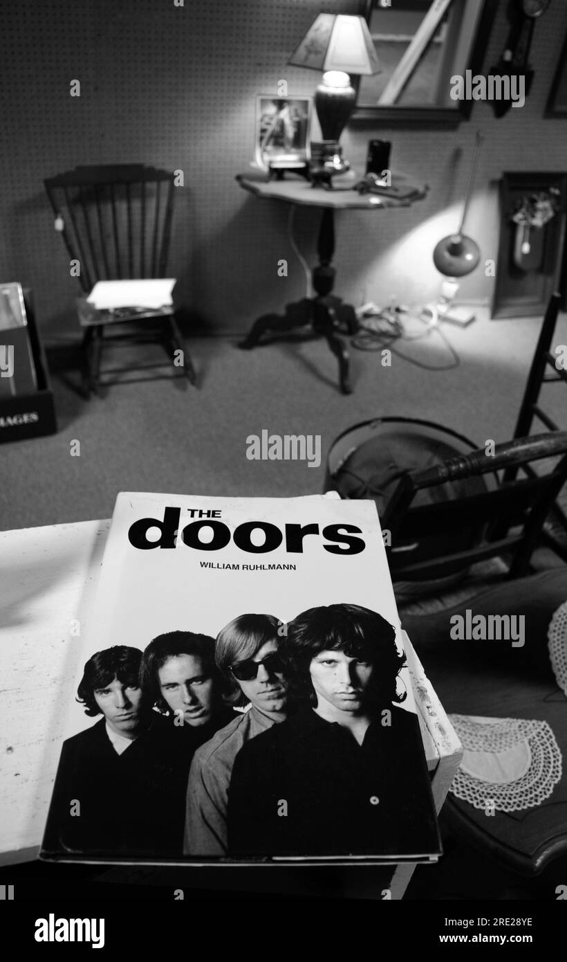 Une copie du livre de 1991 'The Doors' de William Ruhlmann en vente dans un magasin d'antiquités à Bristol, en Virginie. Banque D'Images
