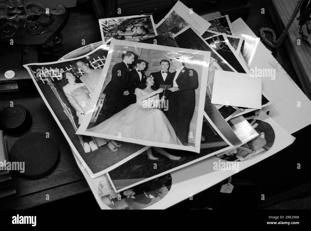 Une sélection de photographies des années 1950 de couples à un bal senior high shool à vendre dans un magasin d'antiquités à Bristol, en Virginie. Banque D'Images
