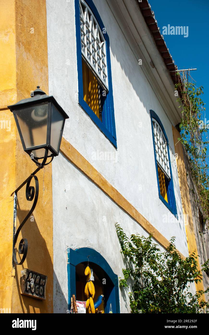 Un aperçu de l'histoire comme la façade d'un manoir historique majestueux présente l'architecture coloniale à Paraty, Rio de Janeiro, Brésil Banque D'Images