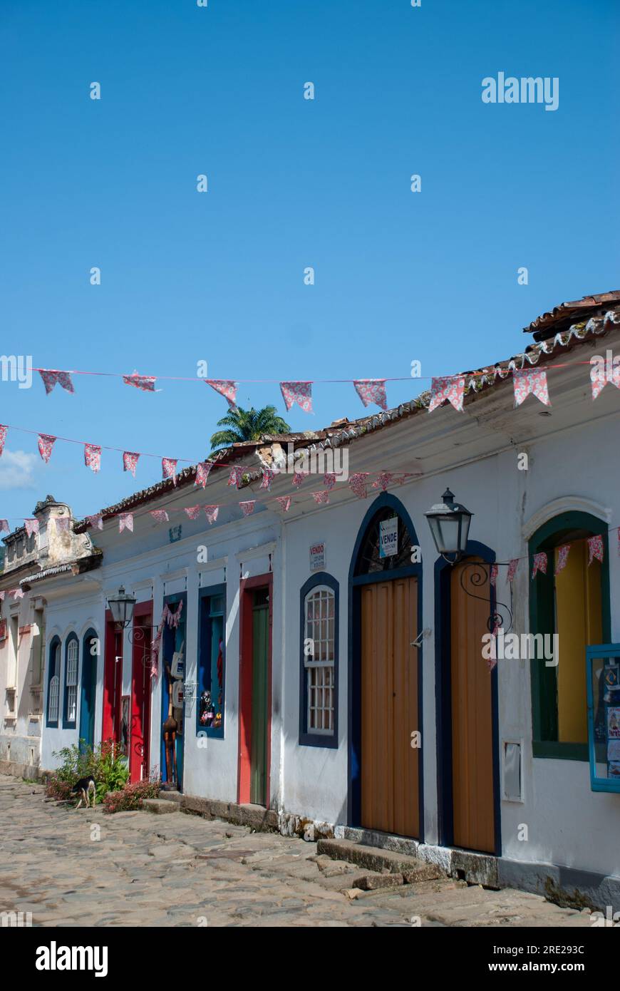 Le centre historique de Paraty affiche une beauté intemporelle avec des maisons blanches ornées de détails coloniaux colorés. Rio de Janeiro, Brésil Banque D'Images