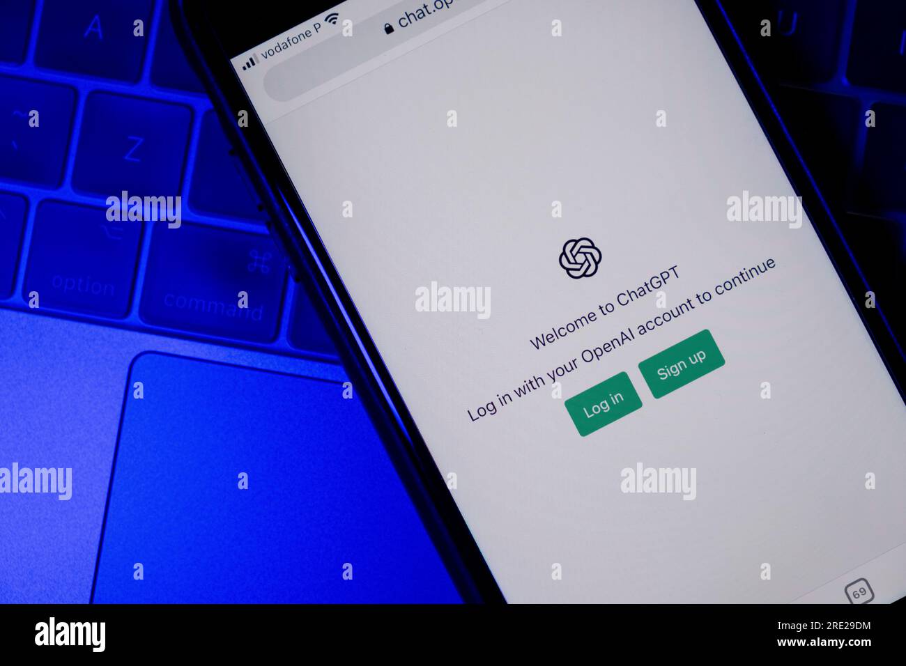 Açores, Portugal - 16.01.2023 : smartphone sur le dessus du clavier d'ordinateur portable avec page de connexion ChatGPT. Gros plan. Vue de dessus. Développé par OpenAI. Banque D'Images