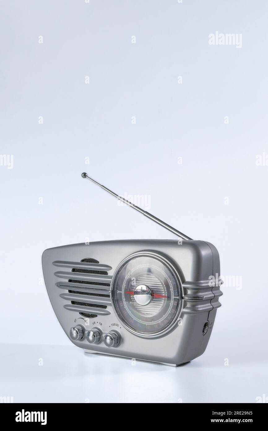 Radio rétro chrome argent avec antenne sur fond blanc. Vertical Banque D'Images