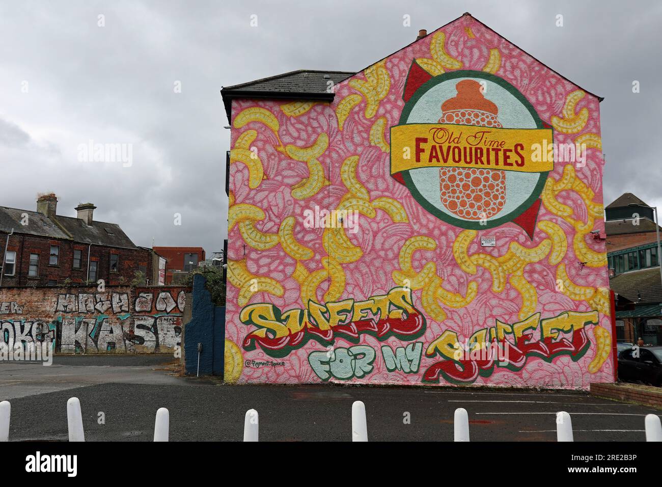 Murale de Pigment Space sur une boutique de bonbons à Winetavern Street à Belfast Banque D'Images